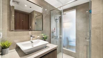 Luxury-Studio, Balkon, Stadtblick | Badezimmer