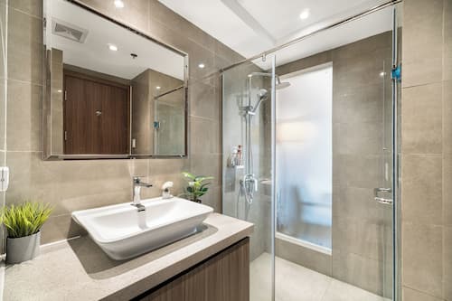 Studio Luxe, balcon, vue ville | Salle de bain | Douche, articles de toilette gratuits, chaussons, bidet