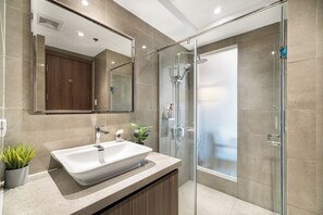 Monolocale Luxury, balcone, vista città | Bagno | Doccia, set di cortesia gratuito, pantofole, bidet