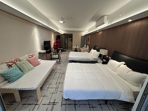 Deluxe-Doppelzimmer, Balkon, Stadtblick | Bügeleisen/Bügelbrett, kostenloses WLAN, Bettwäsche