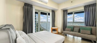 Luxury Penthouse & High-Floor Hotel near City of Dreams, Airport, Okada, and Solaire Casino