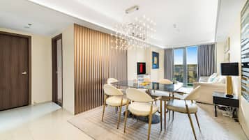 Penthouse Luxe, balcon, vue ville | Coin séjour | TV connectée de 44 pouces avec chaînes numériques