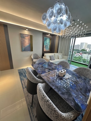 Luxury-Apartment, Balkon, Stadtblick | Essbereich im Zimmer