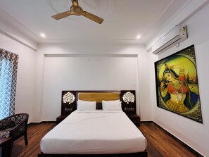 Phòng Suite | Bàn, khu vực làm việc phù hợp cho laptop