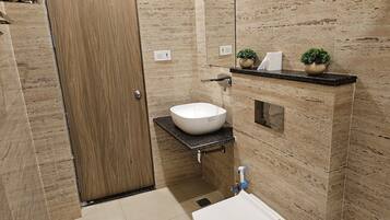 Deluxe Room | Bathroom