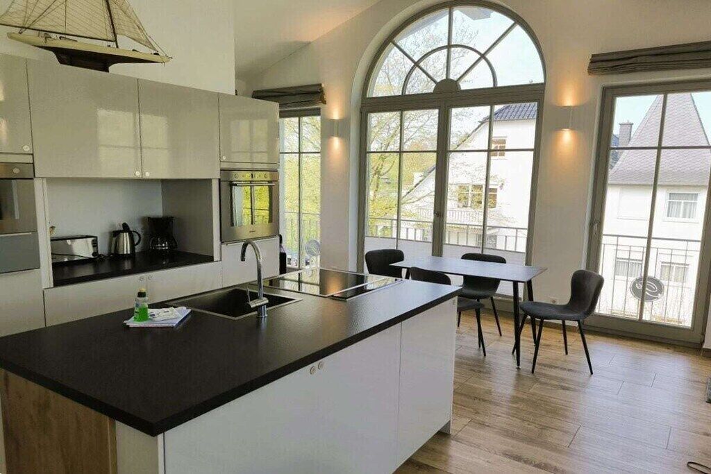 Réfrigérateur, four, plaque de cuisson, tables à manger