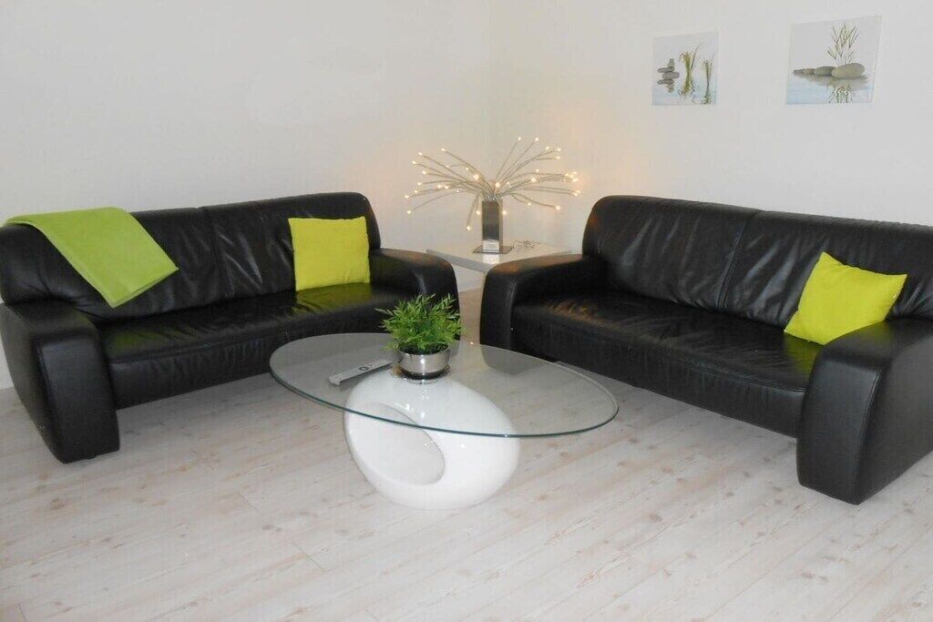 Smart TV, DVD player, books, stereo