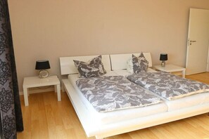 2 bedrooms, iron/ironing board, Internet