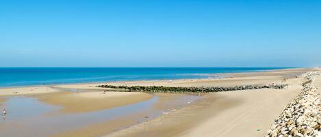 Una spiaggia nelle vicinanze