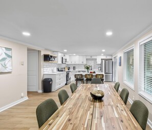 Dining - 5br, 3bath Lakefront Retreat w/dock and grill (Edwards)