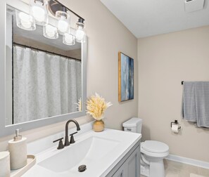 Hair dryer, towels, soap, toilet paper - 5br, 3bath Lakefront Retreat w/dock and grill (Edwards)