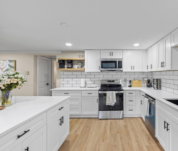 Private kitchen - 5br, 3bath Lakefront Retreat w/dock and grill (Edwards)