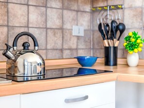 Réfrigérateur, batterie de cuisine, vaisselle et ustensiles