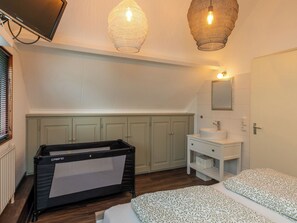 3 bedrooms, desk, Internet