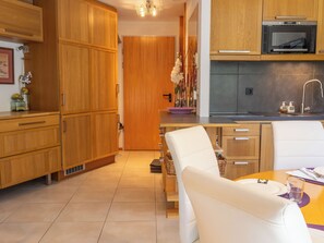 Refrigerador, microondas, lavavajillas y utensilios de cocina 