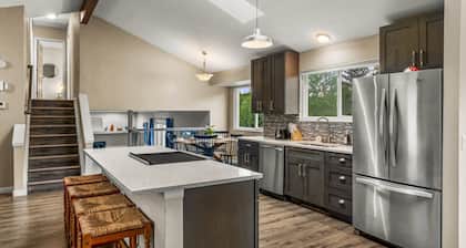 Modern 4BR Family Friendly Retreat W/ Hot tub