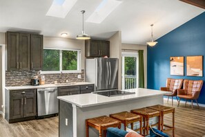 Een koelkast, een magnetron, een oven, een kookplaat