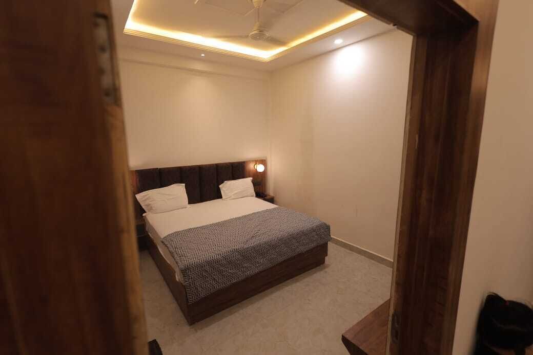 Ein Schlafzimmer mit einem Bett, einem Nachttisch und einer Deckenleuchte.