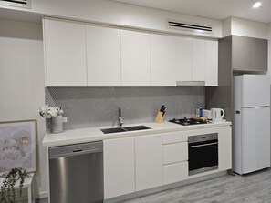 冷蔵庫、電子レンジ、オーブン、コンロ