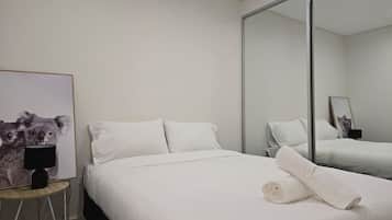 Iron/ironing board, bed sheets