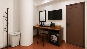 Minibar, desk, free WiFi - The Rice Hotel & Tour - 180 Bui Vien (Pham Ngu Lao)