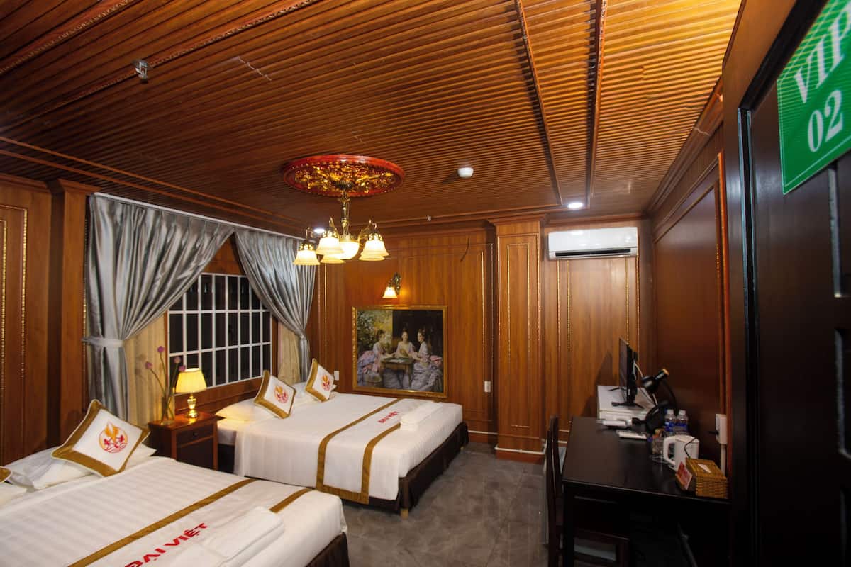 Family Quadruple Room, Mezzanine | Desk, free WiFi