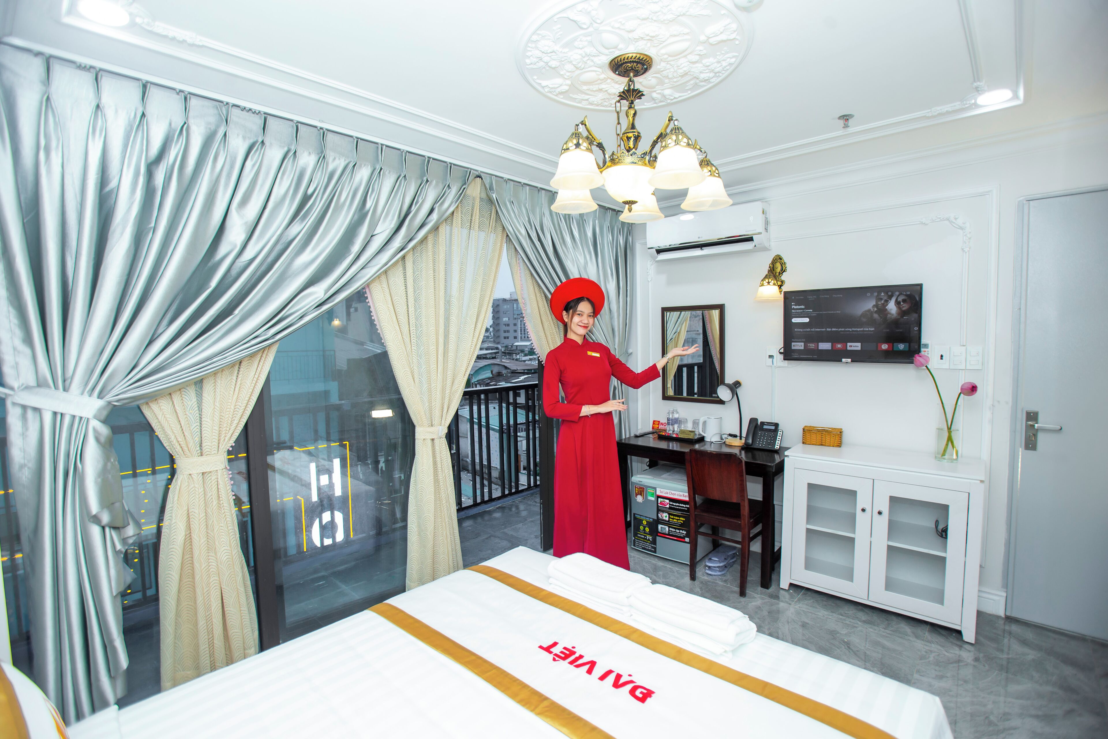 Premier Room, 1 Queen Bed, Balcony, City View | Minibar, desk, free WiFi
