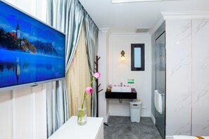 Luxury Room, 1 Queen Bed, Air conditioning | Minibar, desk, free WiFi - The Rice Hotel & Tour - 180 Bui Vien (Pham Ngu Lao)