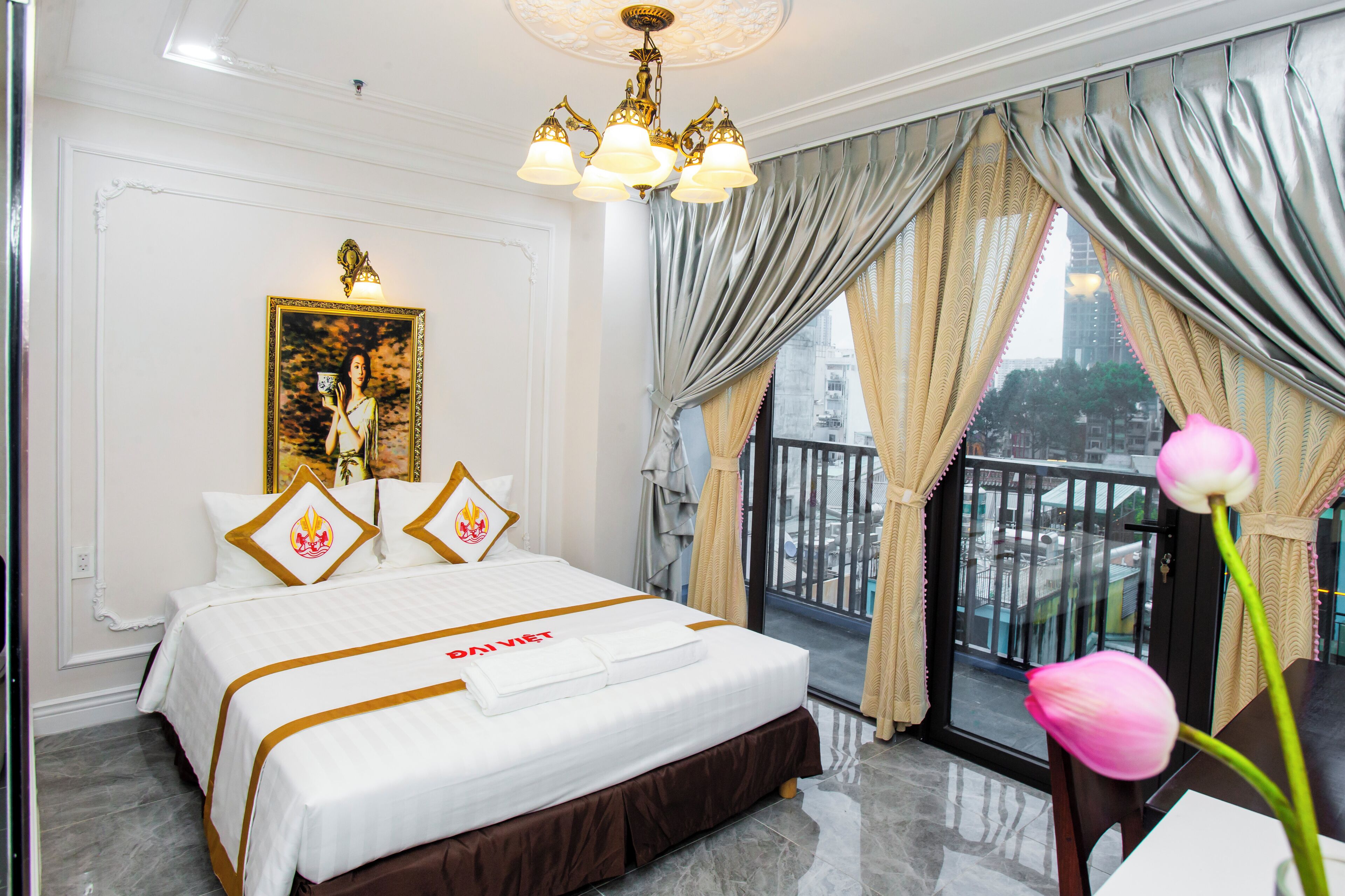 Luxury Room, 1 Queen Bed, Balcony, City View | Minibar, desk, free WiFi