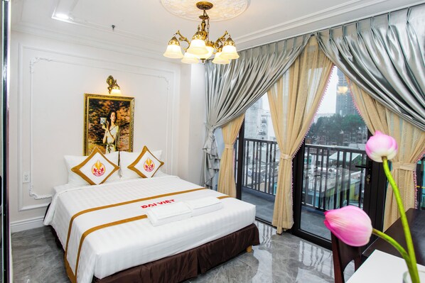 Luxury Room, 1 Queen Bed, Balcony, City View