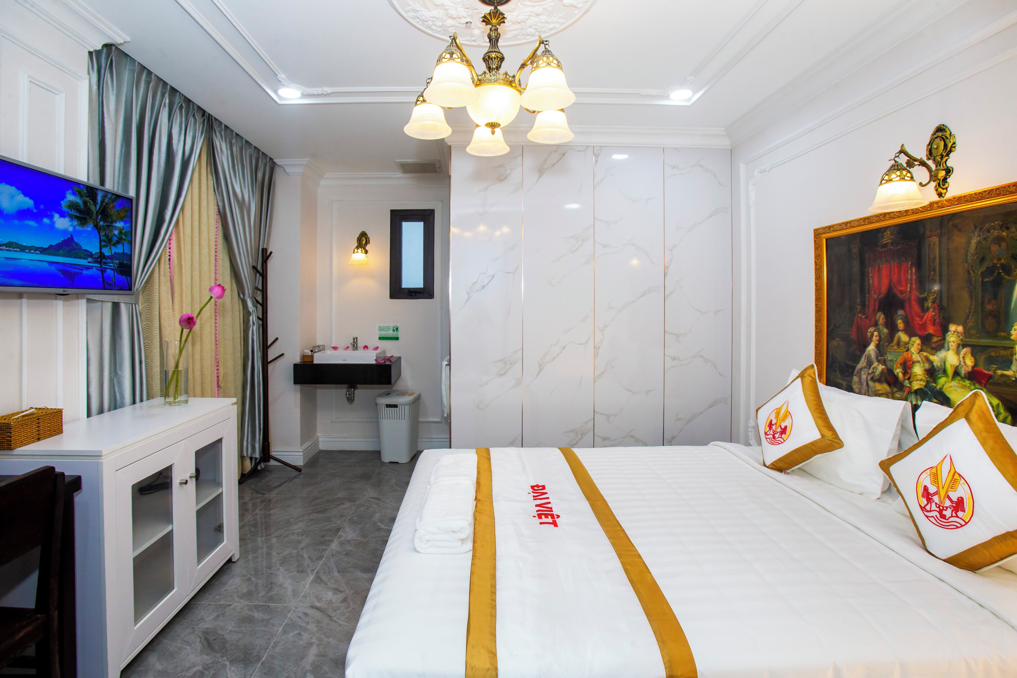 Luxury Room, 1 Queen Bed, Air conditioning | Minibar, desk, free WiFi