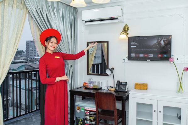 Premier Room, 1 Queen Bed, Balcony, City View | Minibar, desk, free WiFi - The Rice Hotel & Tour - 180 Bui Vien (Pham Ngu Lao)