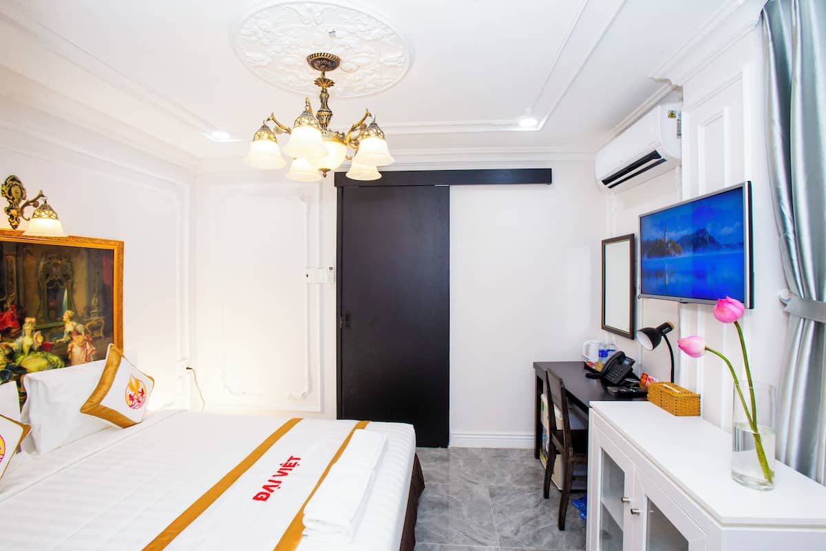 Minibar, desk, free WiFi