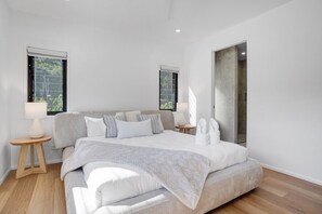 4 bedrooms, desk, free WiFi, bed sheets