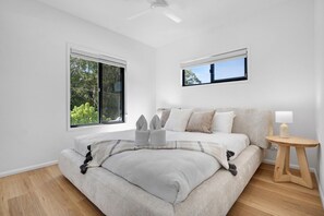 4 makuuhuonetta, työpöytä, ilmainen Wi-Fi, vuodevaatteet