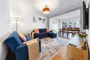 Smart TV, stereo - The Aviator•4BR•2 Bath•Heathrow•Parking•Spacious (Heathrow)