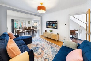 Smart TV, stereo - The Aviator•4BR•2 Bath•Heathrow•Parking•Spacious (Heathrow)