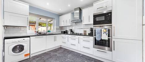 Refrigerador, microondas, horno, placa de cocina