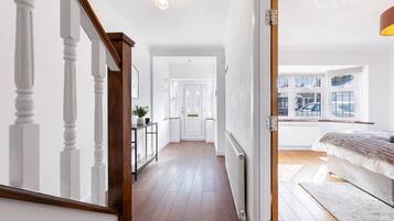 4 Schlafzimmer, Schreibtisch, Bügeleisen/Bügelbrett, Reisekinderbett