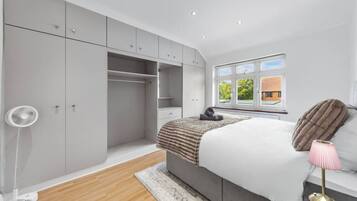 4 chambres, bureau, fer et planche à repasser, lit parapluie