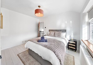 4 dormitorios, escritorio, tabla de planchar con plancha y cuna de viaje