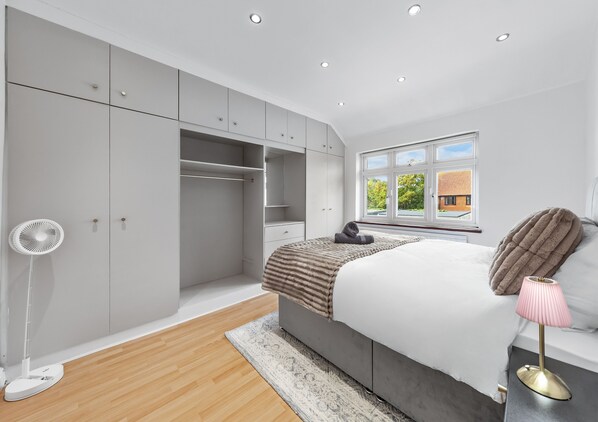 4 bedrooms, desk, iron/ironing board, travel crib