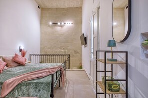 1 habitación, tabla de planchar con plancha, wifi gratis y ropa de cama