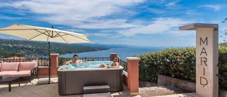 Tina de hidromasaje al aire libre