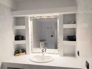 Secadora de cabello, toallas, jabón, papel de baño 