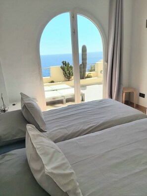 2 bedrooms, iron/ironing board, internet, bed sheets