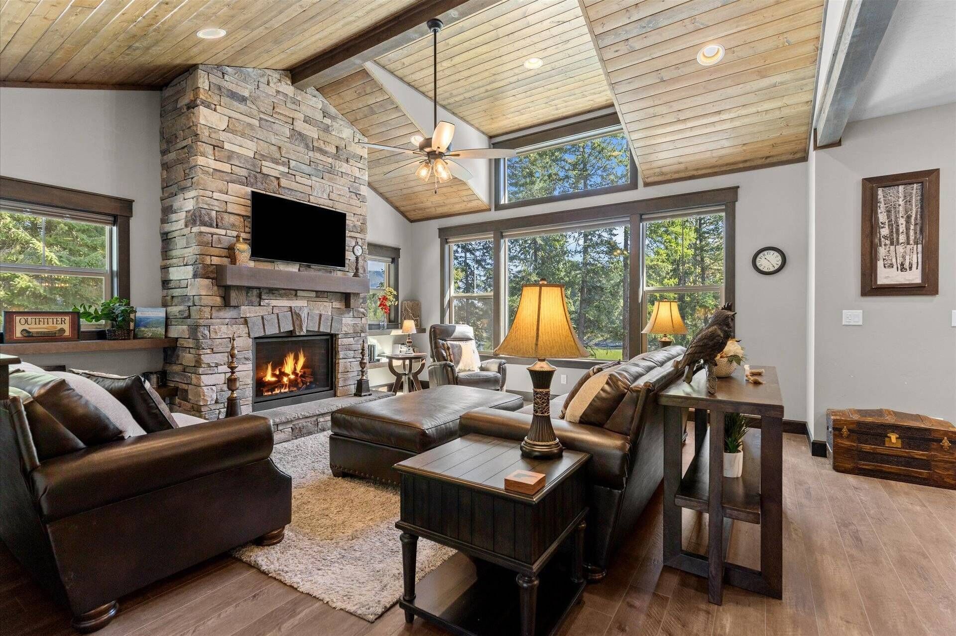 Una televisión, una chimenea