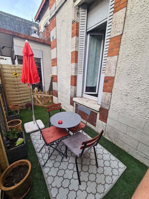Outdoor dining - City center ground floor apartment (Bort-les-Orgues)