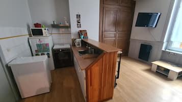 Réfrigérateur, micro-ondes, four, plaque de cuisson