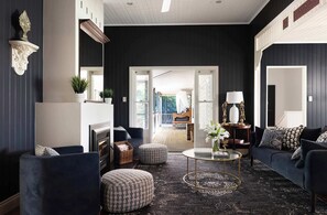 Fernseher, Kamin, Arbeitsbereiche